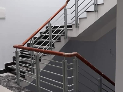 Cầu thang bằng gỗ, kính hoặc inox: ưu và nhược điểm