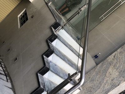 Dịch vụ lắp đặt lan can cầu thang kính cao cấp Bình Chánh