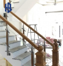 Lan can cầu thang kính 10